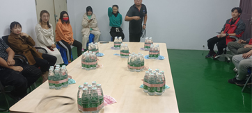 這家公司真土豪，套圈竟用現(xiàn)金當禮品！